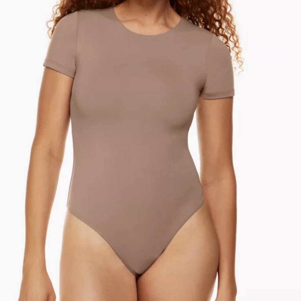 Aritzia Babaton Contour Crew Shortsleeve in Deep Taupe - Size L